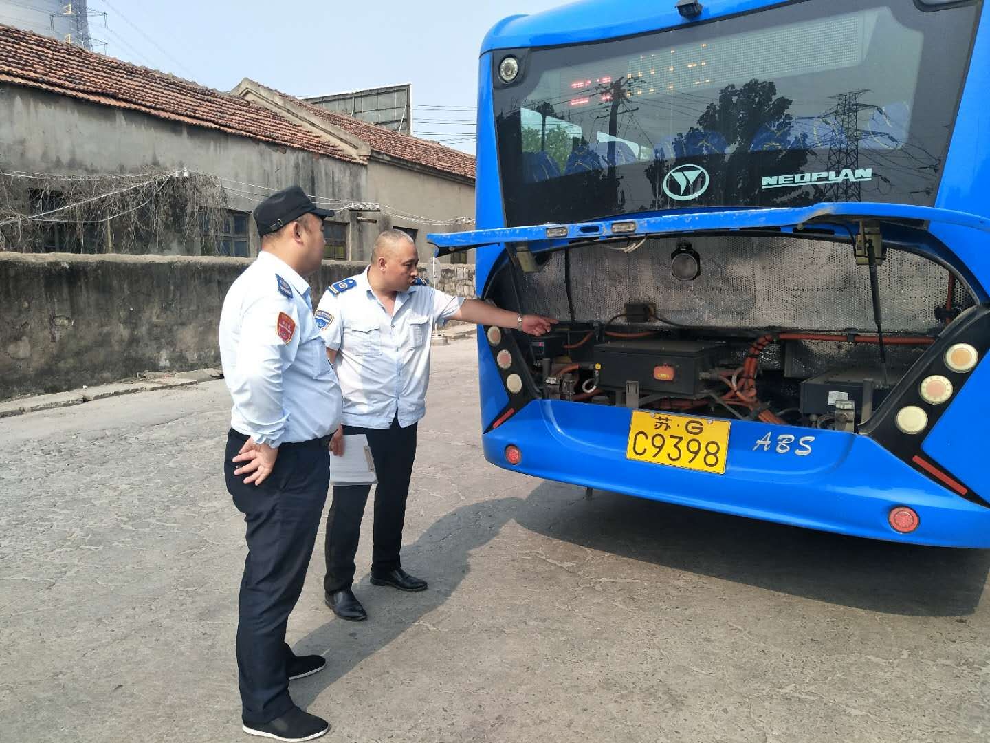 公交集團海通公交公司排查站場(chǎng)安全隱患 全力以赴做好安全生產(chǎn)